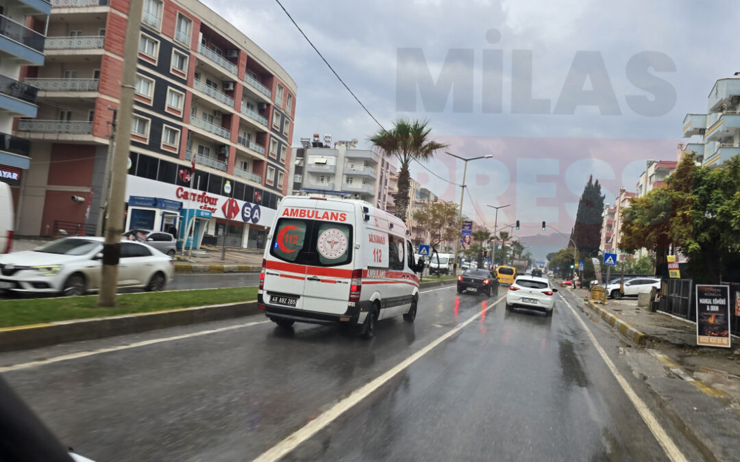 Önündeki Otomobilin Dönüş Yapmasından Korkan Motosiklet Sürücüsü Kaldırıma Çarptı: 2 Kişi Yaralandı