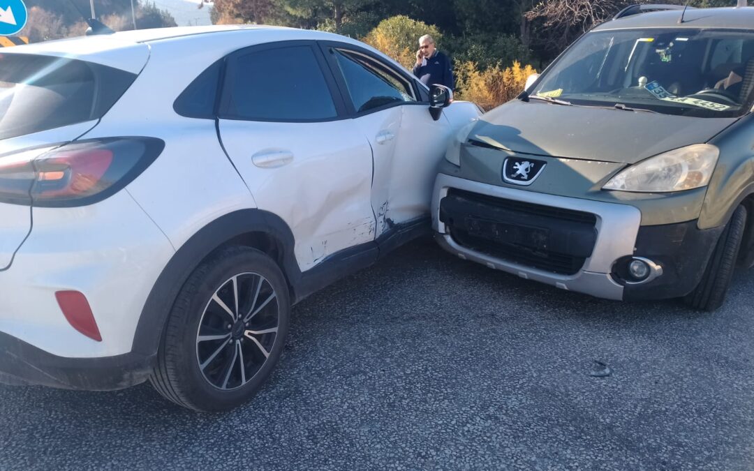 Eski hastane yolu üst geçit üzerinde çift taraflı maddi hasarlı kaza