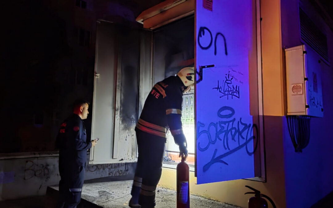 Milas’ta trafo yangını çıktı mahalle karanlığa gömüldü