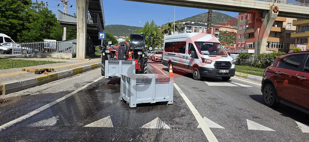 Milas Akıllı Kavşak’ta Balık Kasaları Yola Savruldu: Trafikte Aksamalar Yaşandı