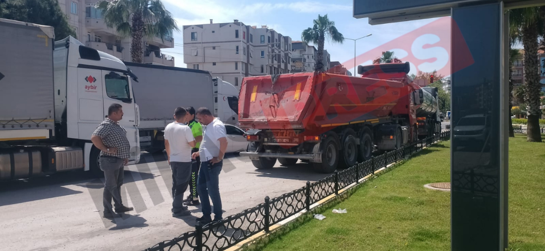 Milas’ta Kavşakta Korkutan Kaza: Yaşlı Adamın Ayağının Üzerinden Tır Geçti