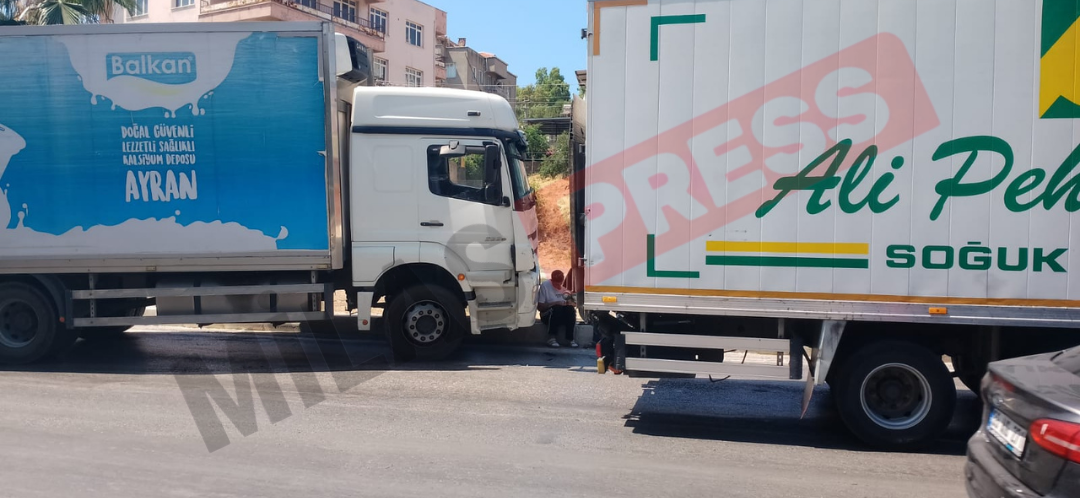 Milas Adliye Kavşağı’nda Tır, Kırmızı Işıkta Bekleyen Kamyona Çarptı
