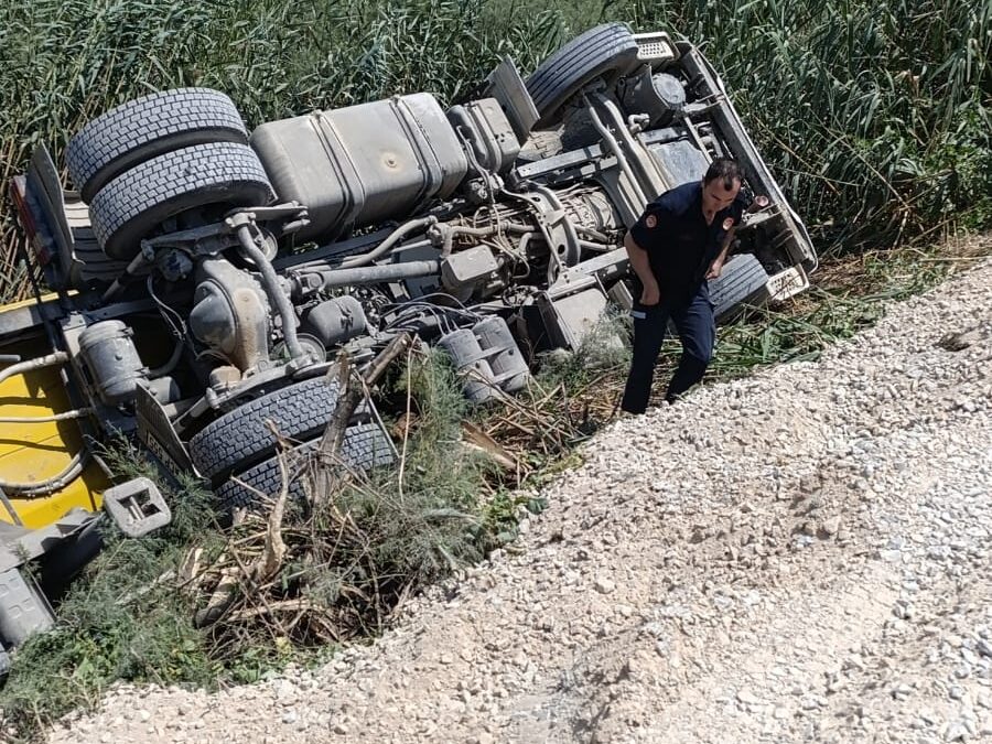 Milas Savran Mahallesi’nde Tır Şarampole Yuvarlandı: Sürücü Yaralandı