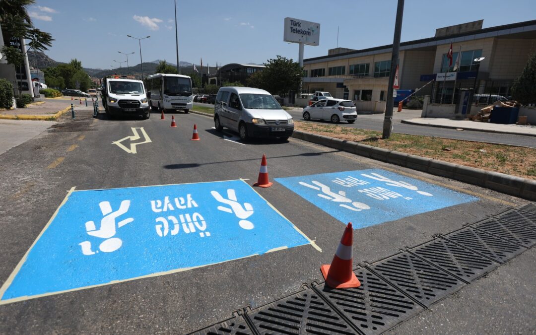 Muğla Büyükşehir’den 13 İlçede Trafik Güvenliği Seferberliği: Yol Çizgileriyle Güvenli Sürüş
