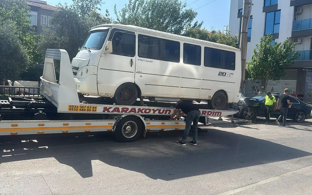 Milas’ta Minibüs ile Otomobil Çarpıştı: 1 Kişi Yaralandı, Araç Hurdaya Döndü