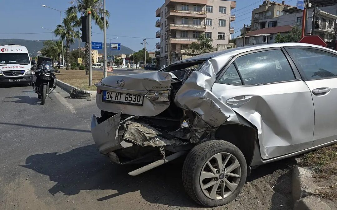 Kırmızı Işıkta Duran Araca Kamyonet Çarptı: 1 Yaralı