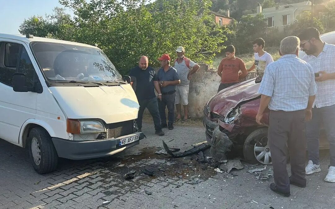 Milas’ta Feci Kaza: Kamyonet ile Otomobil Çarpıştı, Aynı Aileden 4 Kişi Yaralandı