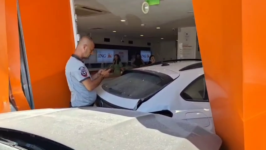 Bodrum’da Zincirleme Kaza: Araç Banka Şubesine Girdi, 1 Kişi Yaralandı