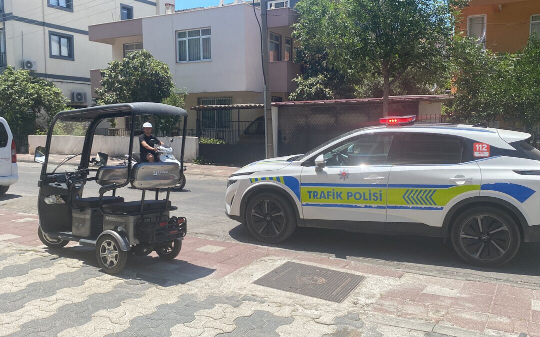 Milas’ta Elektrikli Üç Tekerlekli Bisiklet Devrildi: Sürücü Hastaneye Kaldırıldı