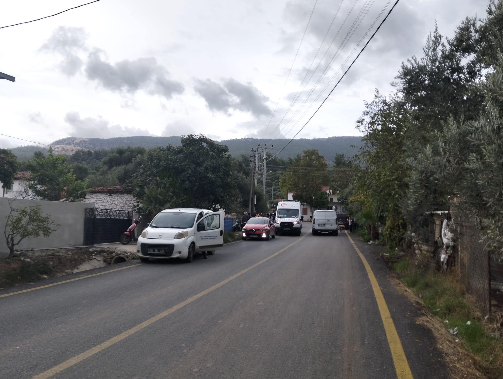 milas-ta-motosiklet-ile-otomobil-carpisti-2-kisi-yaralandi-5116