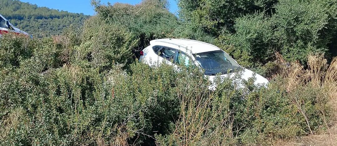 Milas’ta Otomobil Araziye Uçtu: 2 Kişi Yaralandı