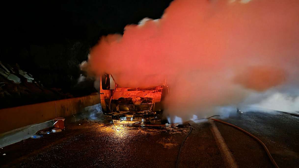 milasta-seyir-halindeki-minibus-alevlere-teslim-oldu_4664ag64