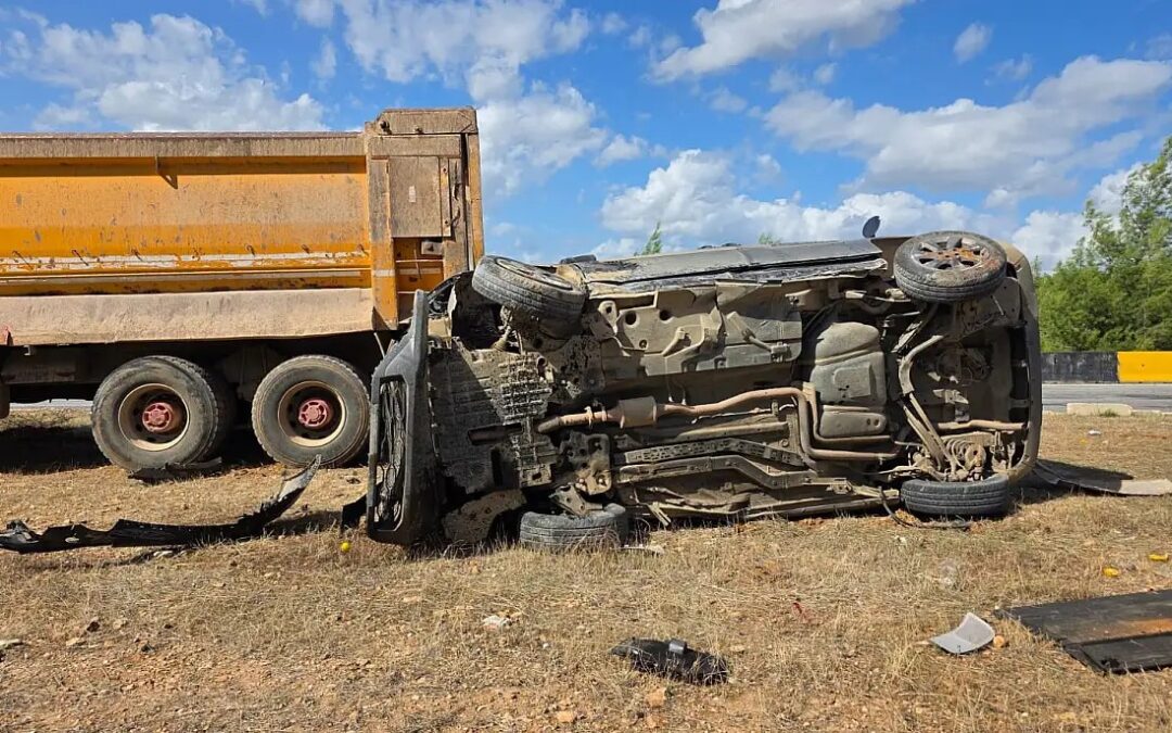 Milas’ta Tır ile Minivan Çarpıştı: Araç Yan Yattı, 1 Yaralı