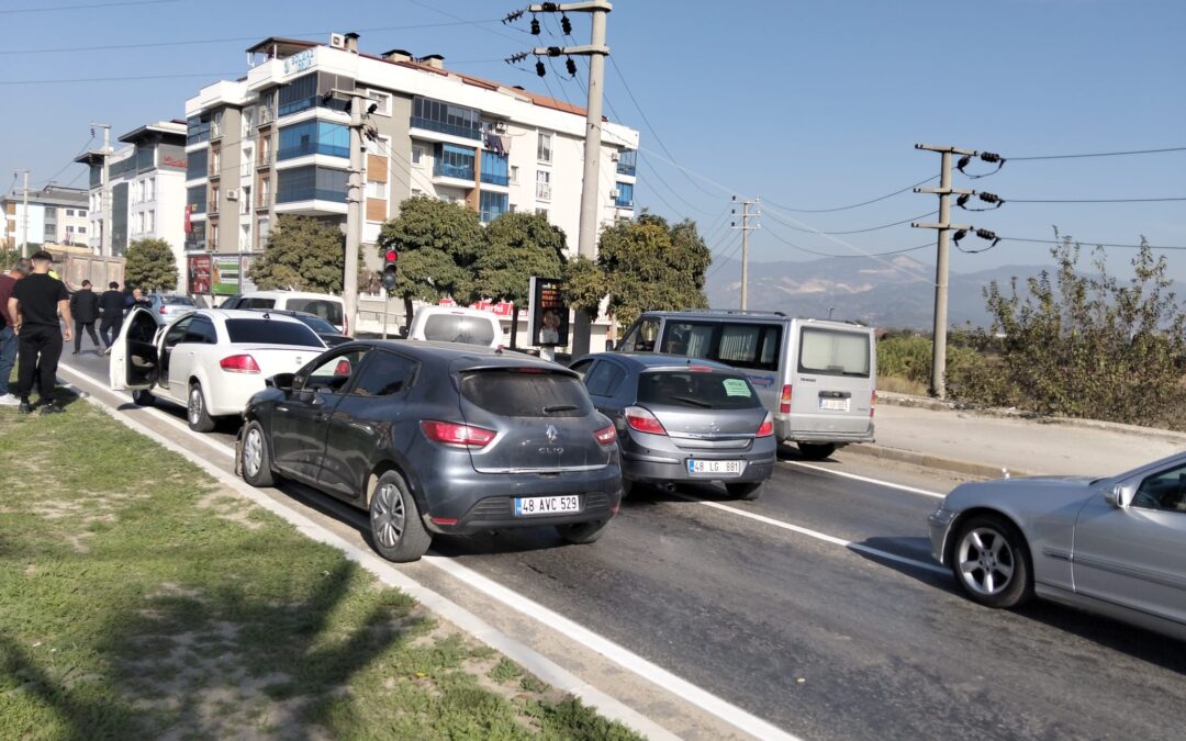 Milas’ta 23 Nisan Bulvarı’nda Peş Peşe İki Maddi Hasarlı Kaza