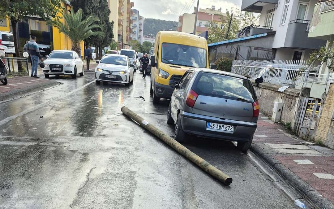 Milas’ta Direk Kazası: Devrilen Direğe Çarpan Motosiklet Sürücüsü Yaralandı