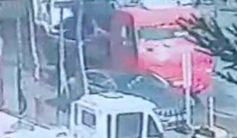 Milas’ta Park Halindeki Otomobile Çarpan Kamyon Sürücüsü Yaralandı