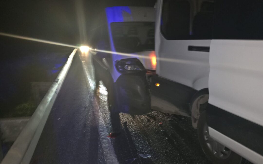 Milas’ta Alkollü Sürücü Trafiği Tehlikeye Attı: Servis Araçları Çarpıştı, 1 Kişi Yaralandı