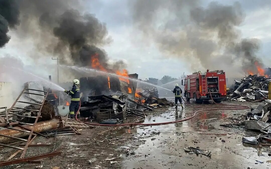 Milas Baharlı’da Hurdalıkta Strafor Yangını: İtfaiye Hızla Müdahale Etti