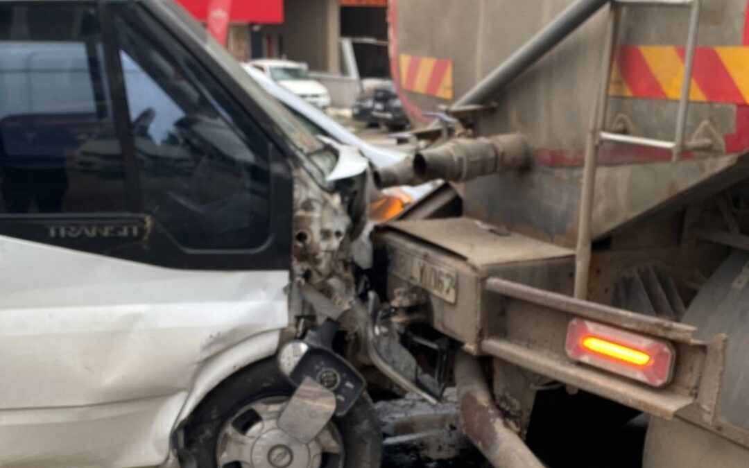 Milas’ta Yağış ve Hız Kazaya Yol Açtı: Üç Araç Birbirine Girdi, 1 Kişi Yaralandı