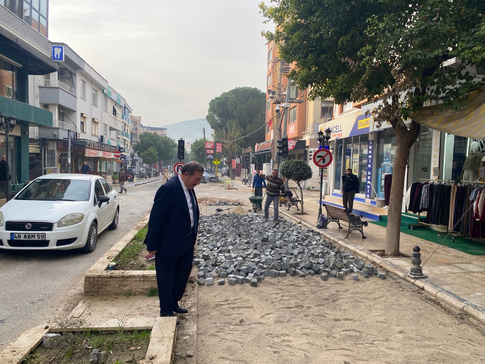 milas-belediyesi-ekipleri-tamirat-icin-teslim-edilen-alanlarda-calismalarini-hizlandirdi-741258963