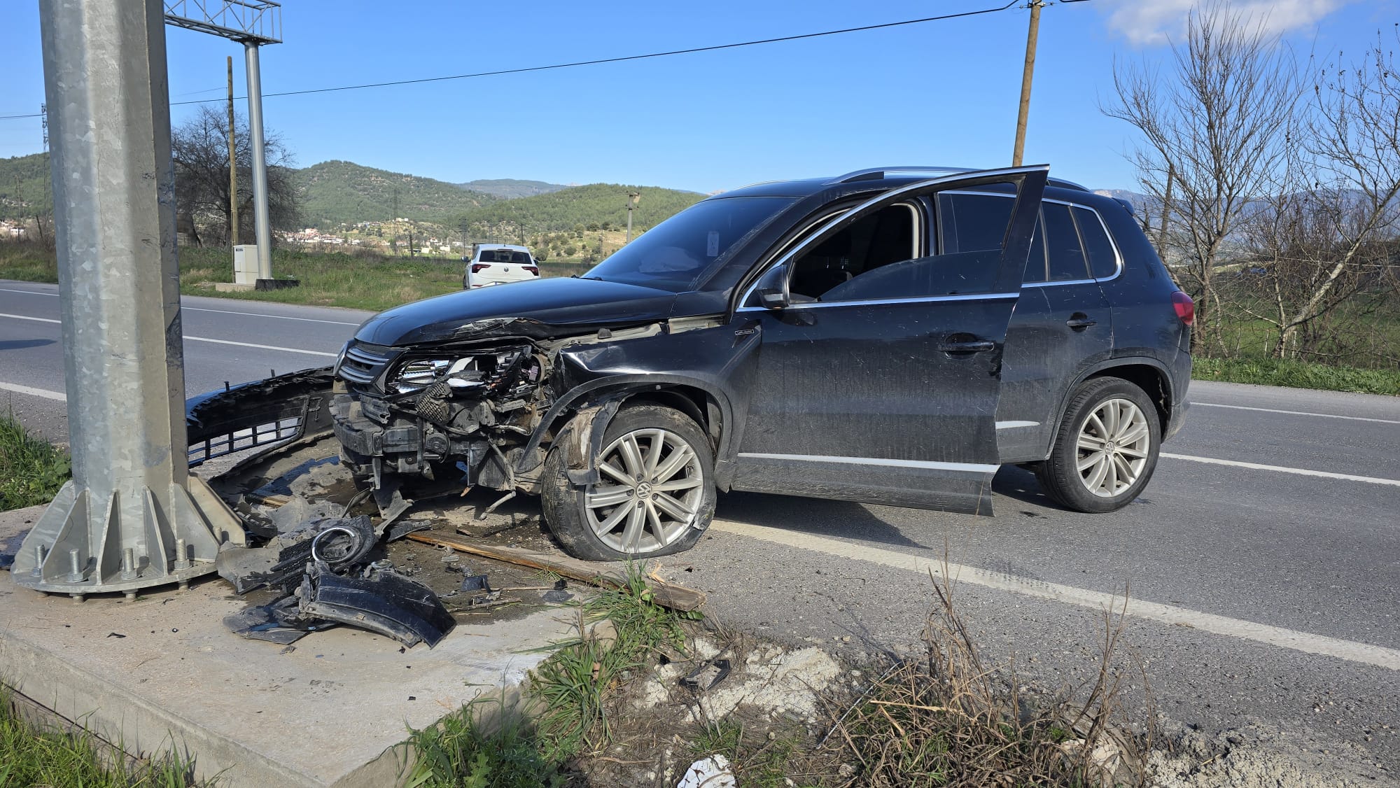 milasta-kontrolden-cikan-otomobil-tabela-diregine-carpti-1-yarali-7852211585